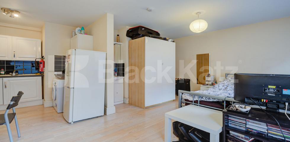 Spacious studio amazing location modern kitchen mins to tube & shops Abingdon Road, High Street Kensington
